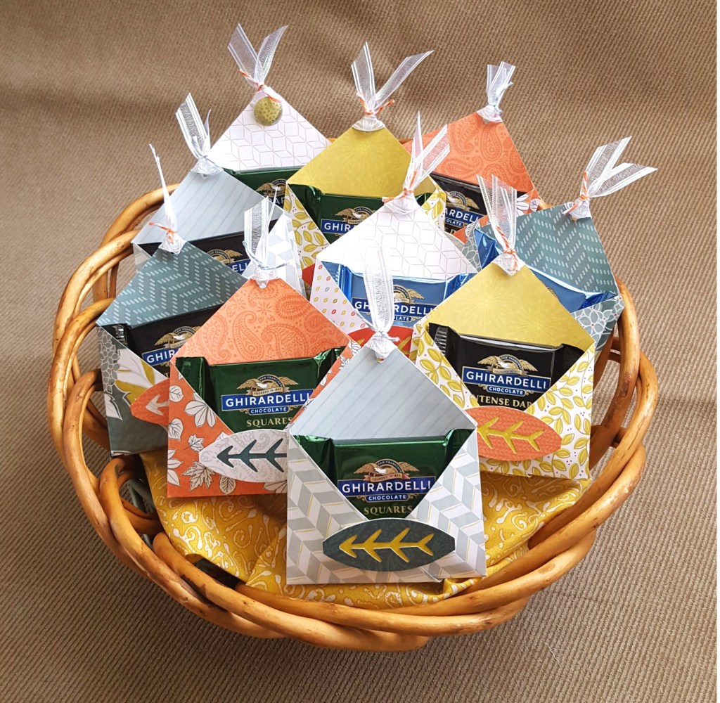 Welcome Guests to Your Events with these DIY Paper Pocket Souvenirs